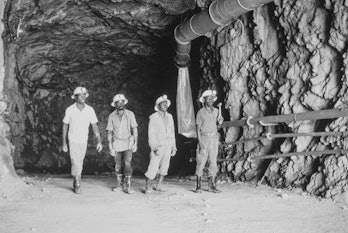 Ouvriers d'une mine d'uranium au Gabon, circa 1950. (Photo by Michel HUET/Gamma-Rapho via Getty Imag...