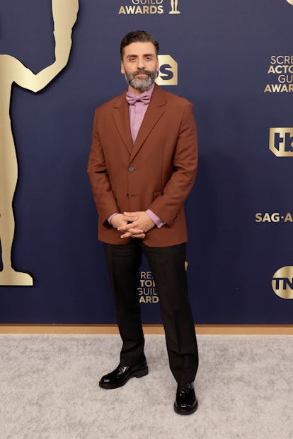 SANTA MONICA, CALIFORNIA - FEBRUARY 27: Oscar Isaac attends the 28th Annual Screen Actors Guild Awar...