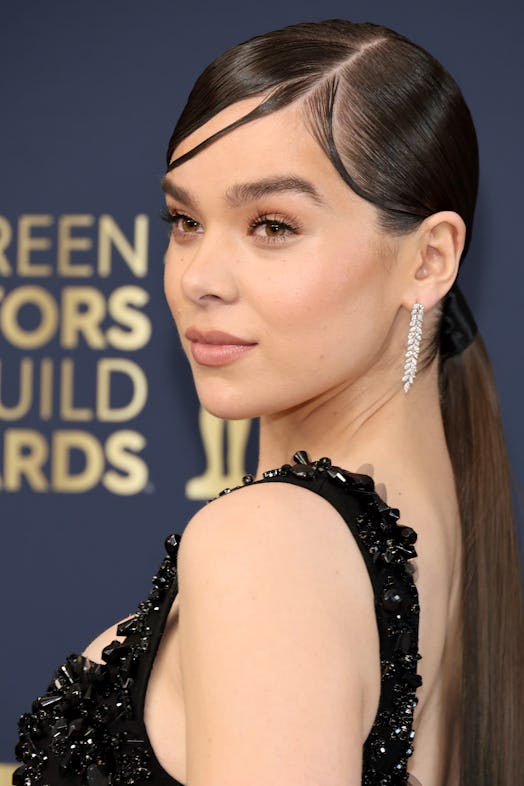 Hailee Steinfeld attends the 28th Annual Screen Actors Guild Awards