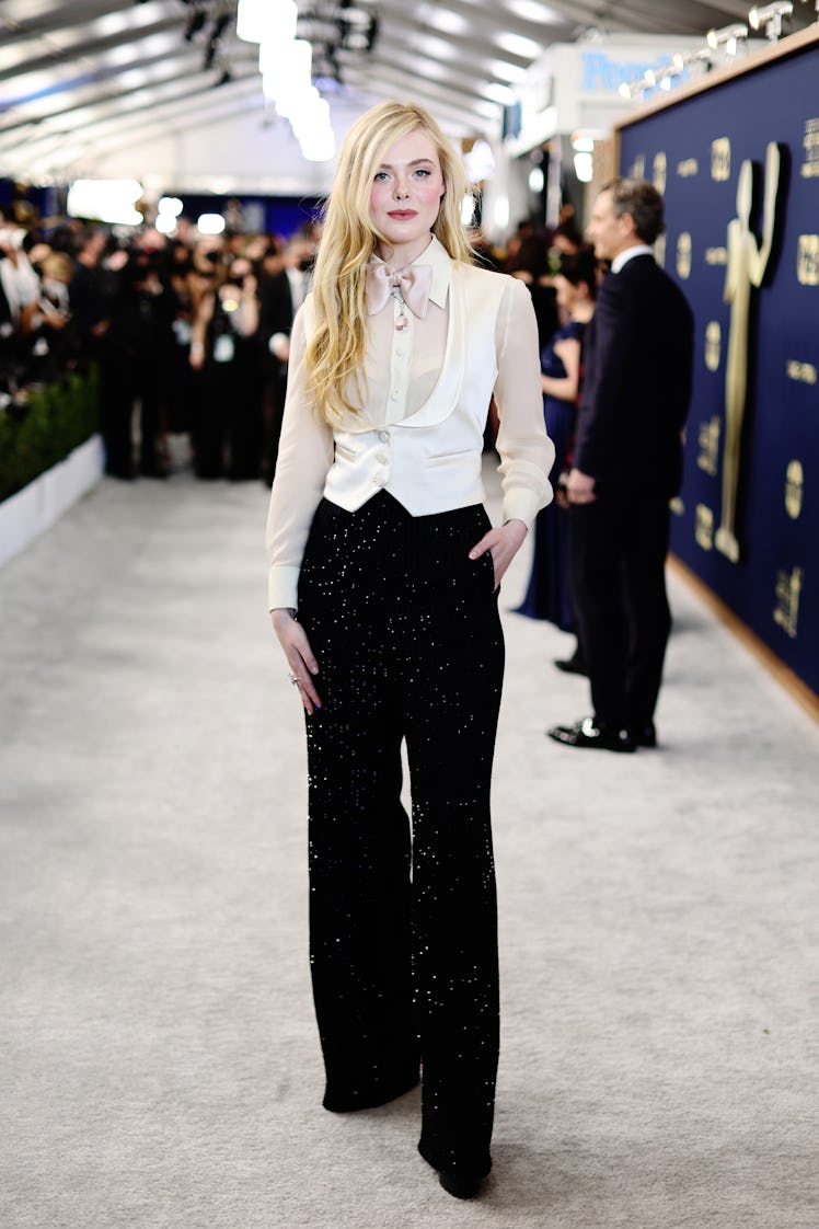 Elle Fanning attends the 28th Screen Actors Guild Awards 