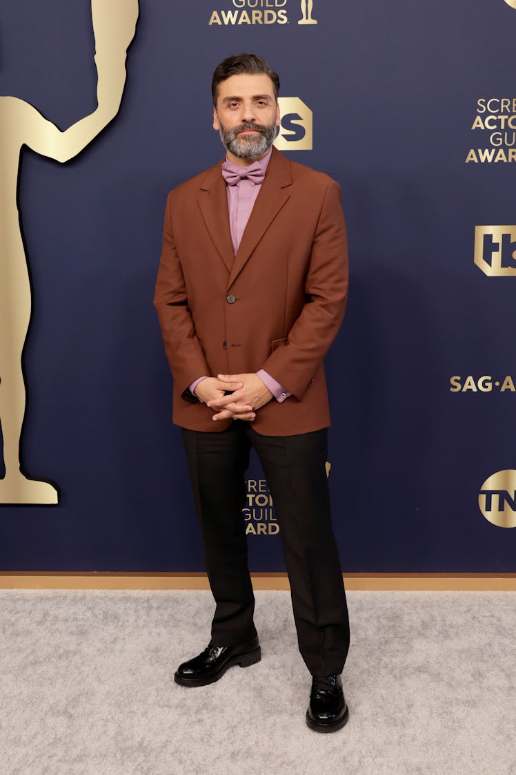 Oscar Isaac attends the 28th Annual Screen Actors Guild Awards 