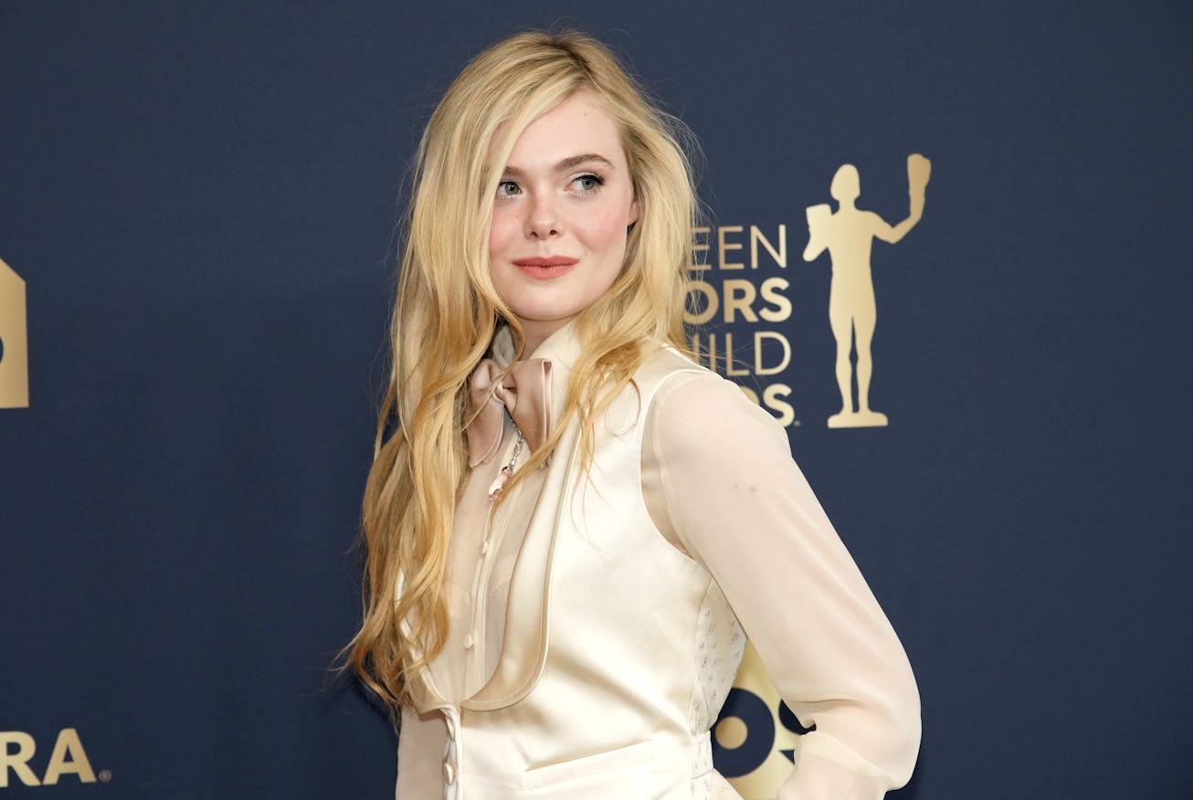 SANTA MONICA, CALIFORNIA - FEBRUARY 27: Elle Fanning attends the 28th Annual Screen Actors Guild Awa...