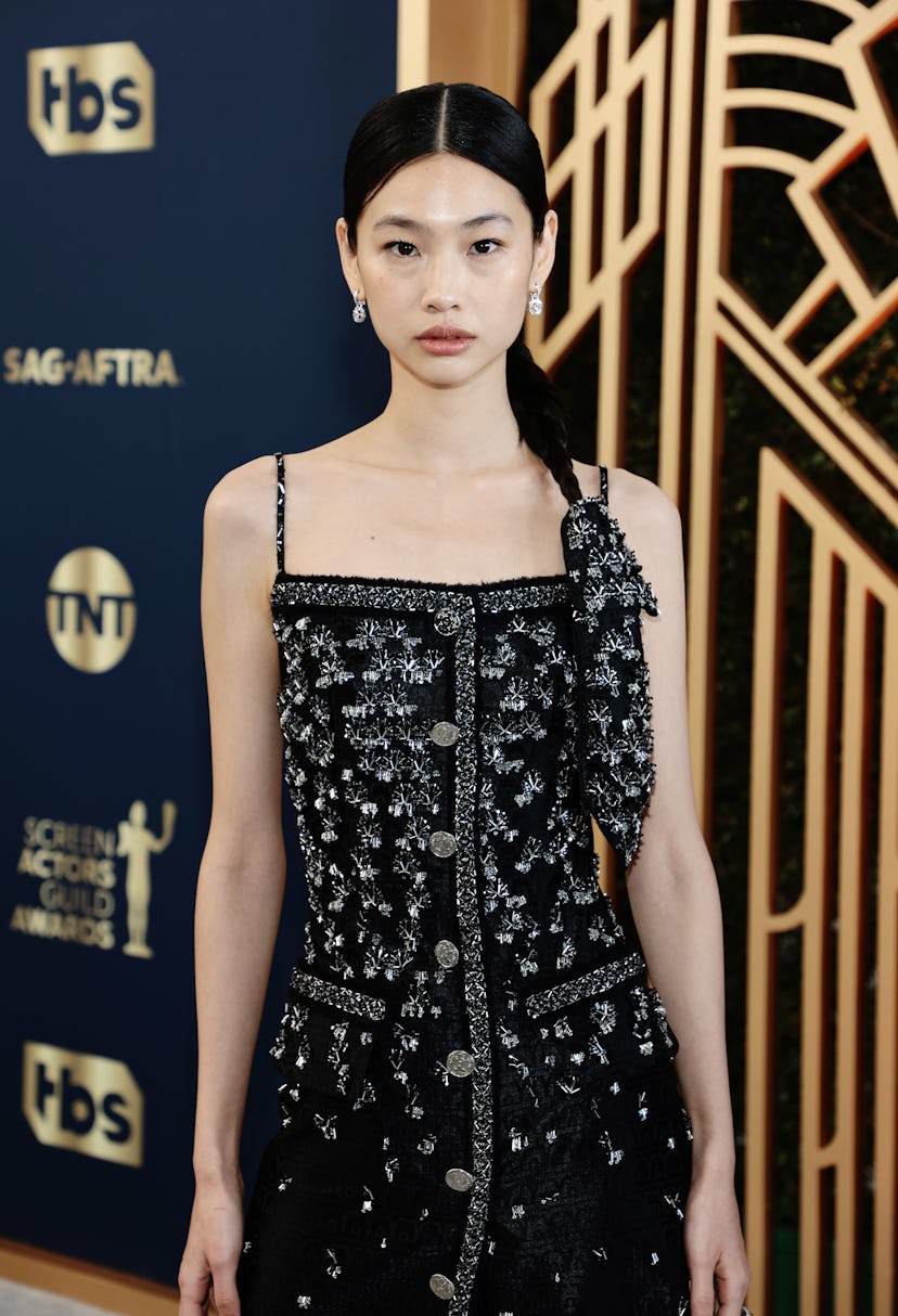 At the 2022 SAG Awards, HoYeon Jung wore one of the best hairstyles.