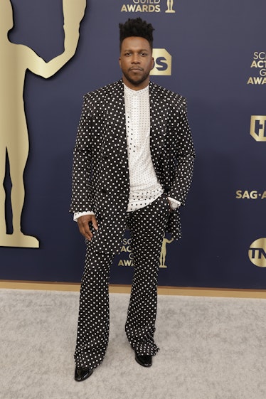 Leslie Odom Jr. attends the 28th Annual Screen Actors Guild Awards 