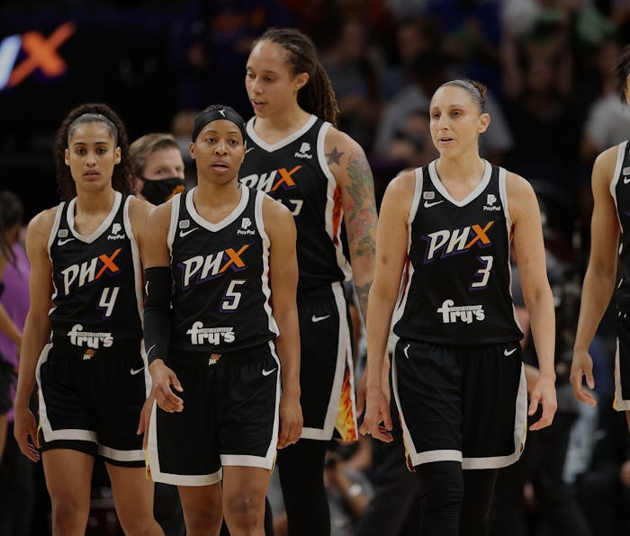 PHOENIX, ARIZONA - OCTOBER 13: (L-R) Skylar Diggins-Smith #4, Shey Peddy #5, Brittney Griner #42, Di...