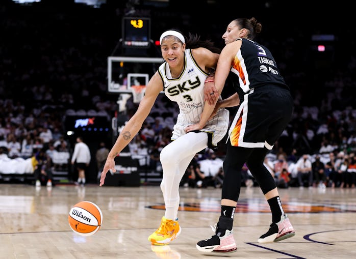 PHOENIX, ARIZONA - OCTOBER 10: Candace Parker #3 of the Chicago Sky drives to the basket against Dia...