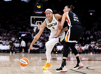 PHOENIX, ARIZONA - OCTOBER 10: Candace Parker #3 of the Chicago Sky drives to the basket against Dia...