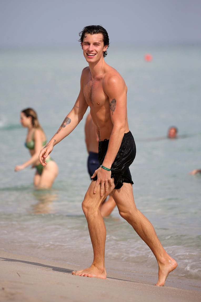 MIAMI, FL - JANUARY 7: Shawn Mendes is seen at the beach on January 7, 2022 in Miami, Florida. (Phot...