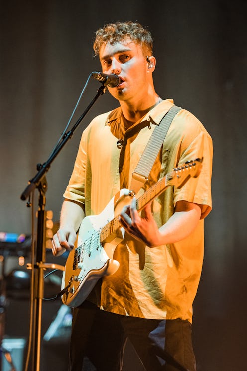 Sam Fender performing on stange