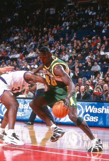 LANDOVER, MD - CIRCA 1995:  Shawn Kemp #40 of the Seattle Supersonics drive to the basket against th...