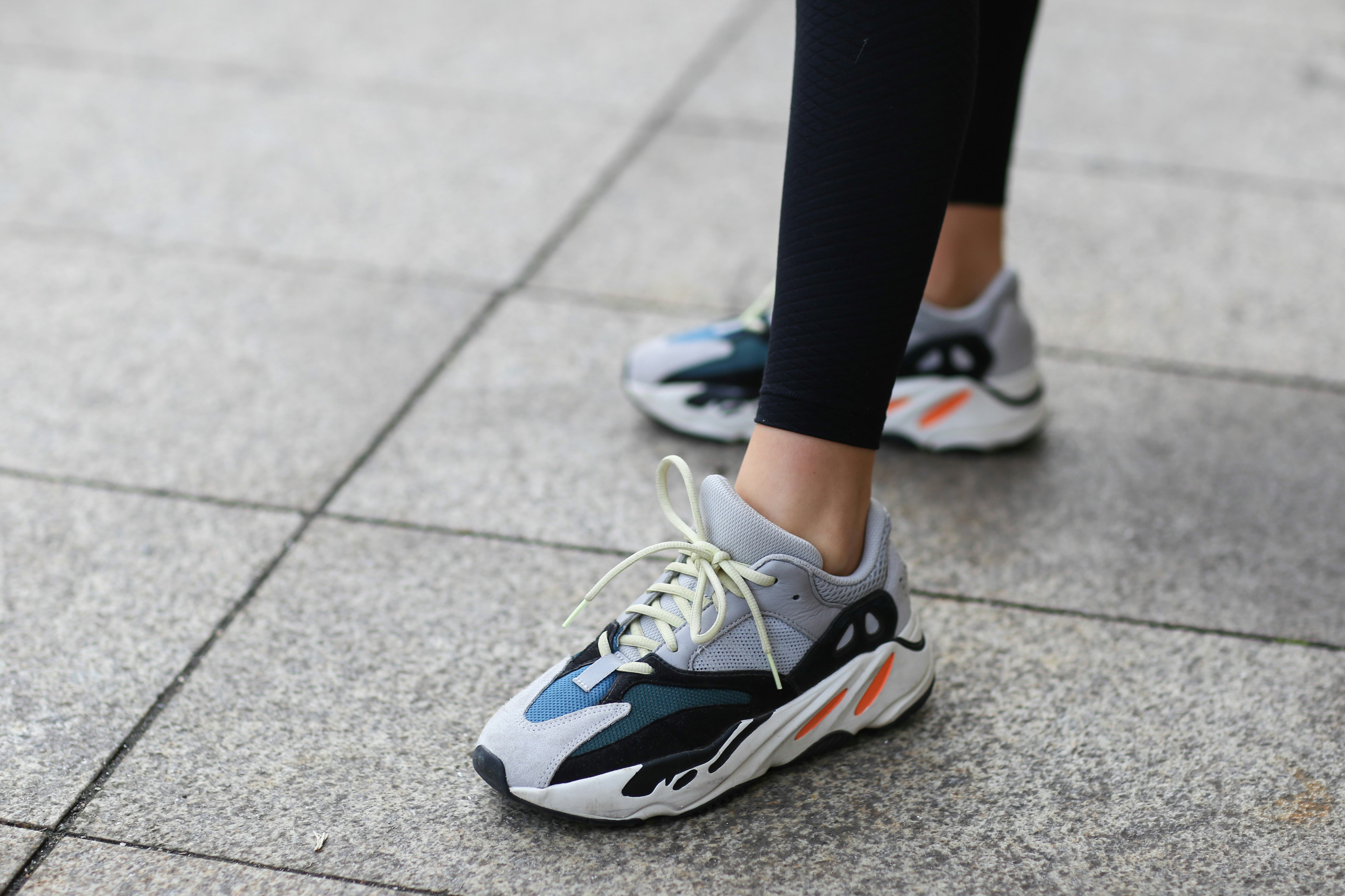 Adidas yeezy shop 700 shark wave