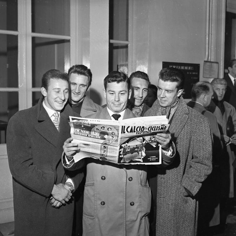 Maryan Wisniewski, Raymond Kaelbel, Just Fontaine, André Lerond et Yvon Douis lisant le journal ital...