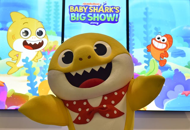 Passengers on a flight from Dubai to Tirana joined together to sing the viral kids' hit 'Baby Shark'...