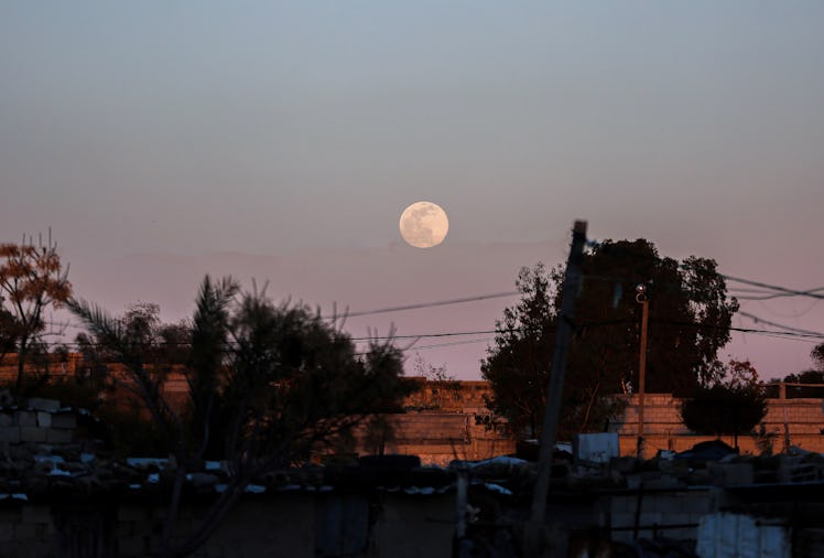 GAZA, PALESTINE - 2022/01/17: The wolf full moon rises on twilight over Gaza City. (Photo by Yousef ...