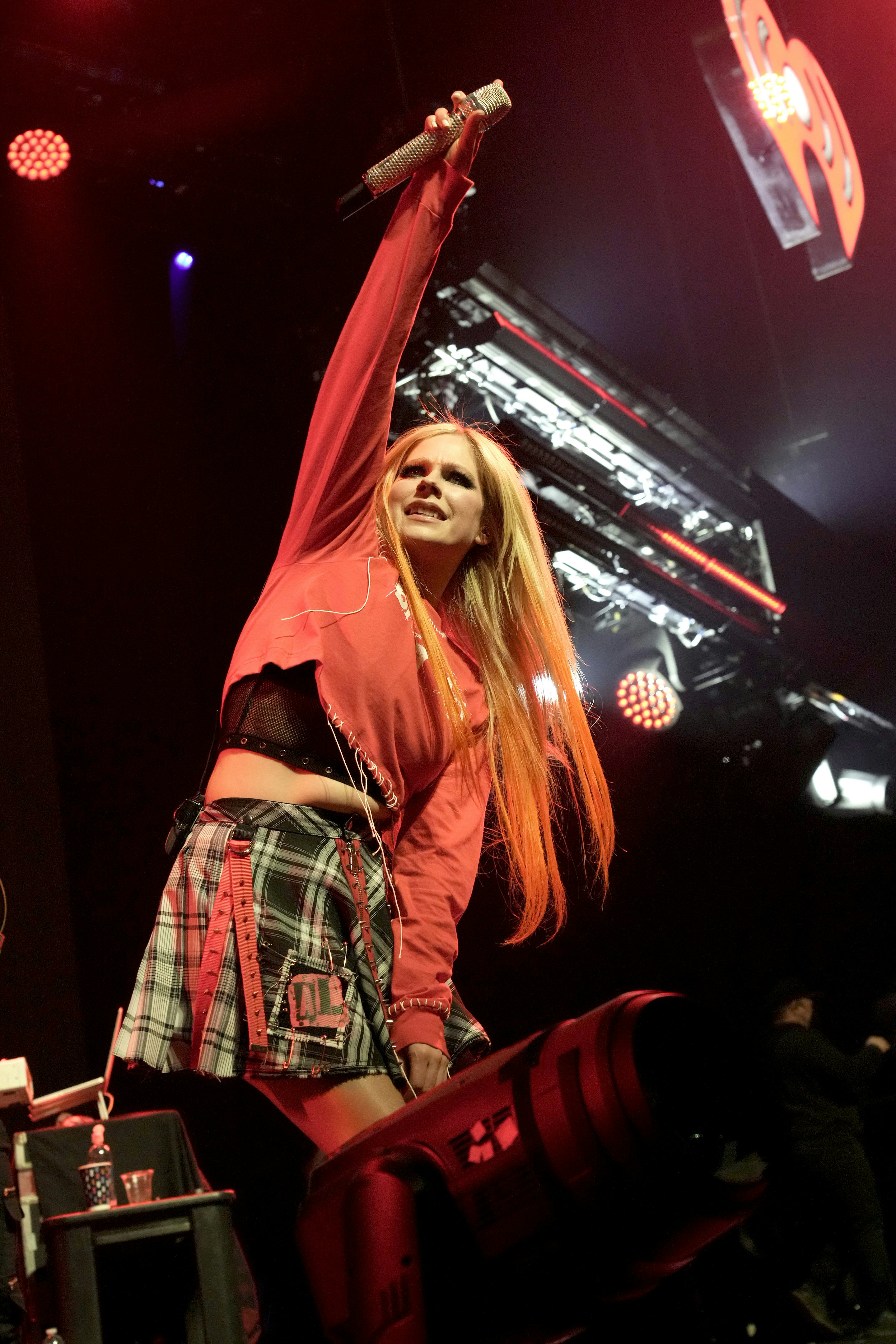 INGLEWOOD, CALIFORNIA - JANUARY 15: (FOR EDITORIAL USE ONLY) Avril Lavigne performs onstage at the 2...