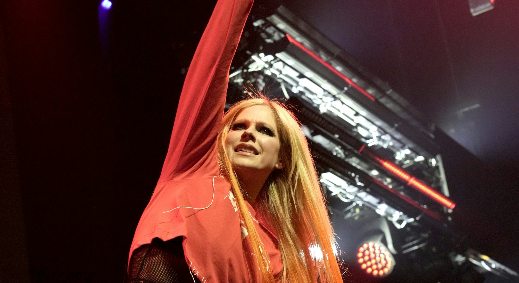 INGLEWOOD, CALIFORNIA - JANUARY 15: (FOR EDITORIAL USE ONLY) Avril Lavigne performs onstage at the 2...