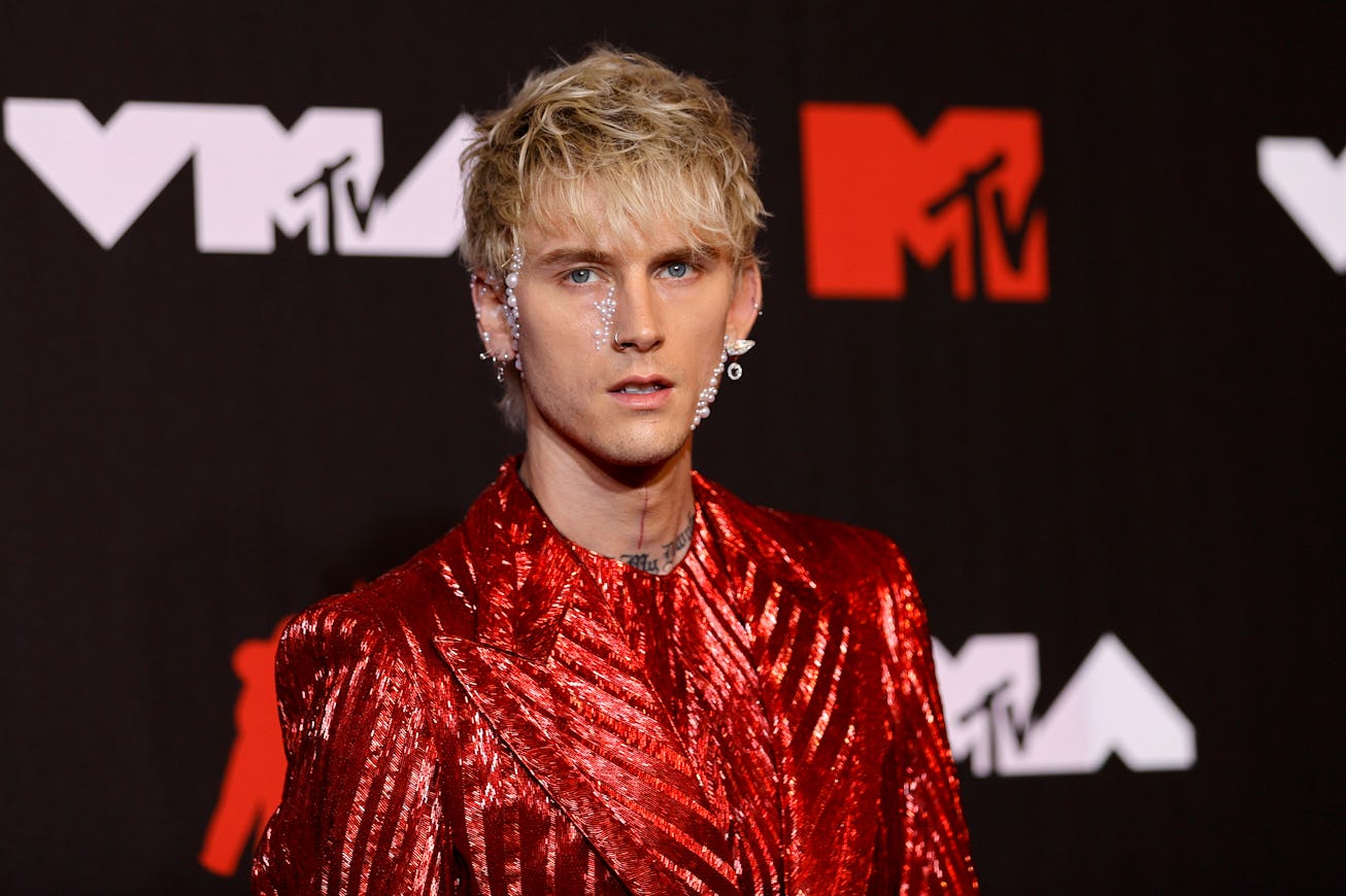 NEW YORK, NEW YORK - SEPTEMBER 12: Machine Gun Kelly attends the 2021 MTV Video Music Awards at Barc...