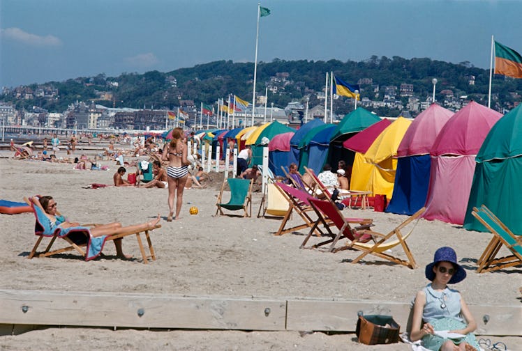 La plage de Deauville, France, en juillet 1967. (Photo by KEYSTONE-FRANCE/Gamma-Rapho via Getty Imag...