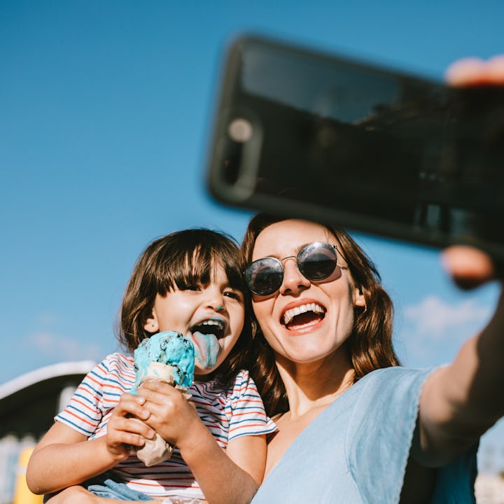A mother takes a selfie of her and her daughter, and a new study links parents' social media styles ...