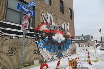Des graffitis d'un aigle américain peuvent être vus sur le mur d'un immeuble à Hamtramck, Michigan, USA, 10 ...