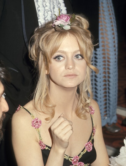 Goldie Hawn wearing a flower-accented half-up hairdo at the 1969 Oscars.