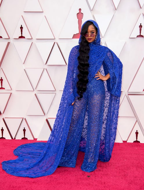 H.E.R. on the 2021 Oscars red carpet.