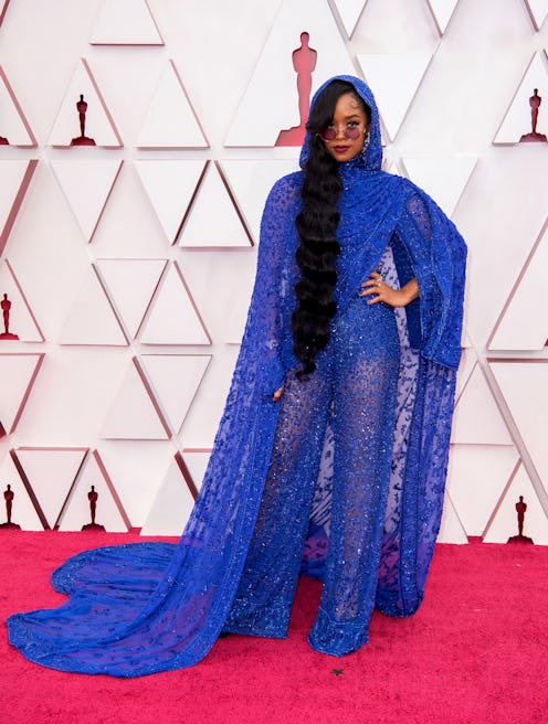 H.E.R. on the 2021 Oscars red carpet.