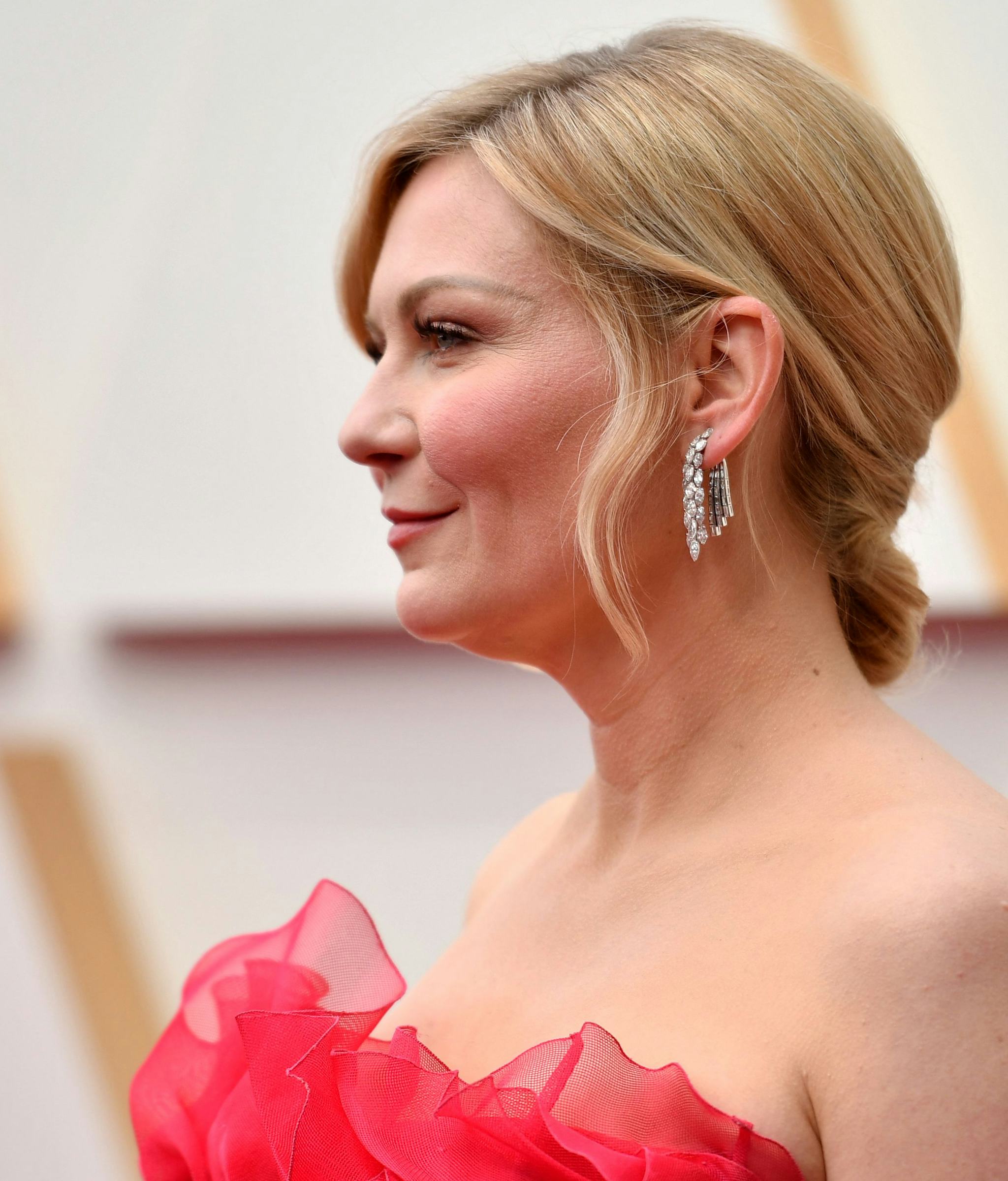 Kirsten Dunst Went Red Hot For The 2022 Oscars Red Carpet