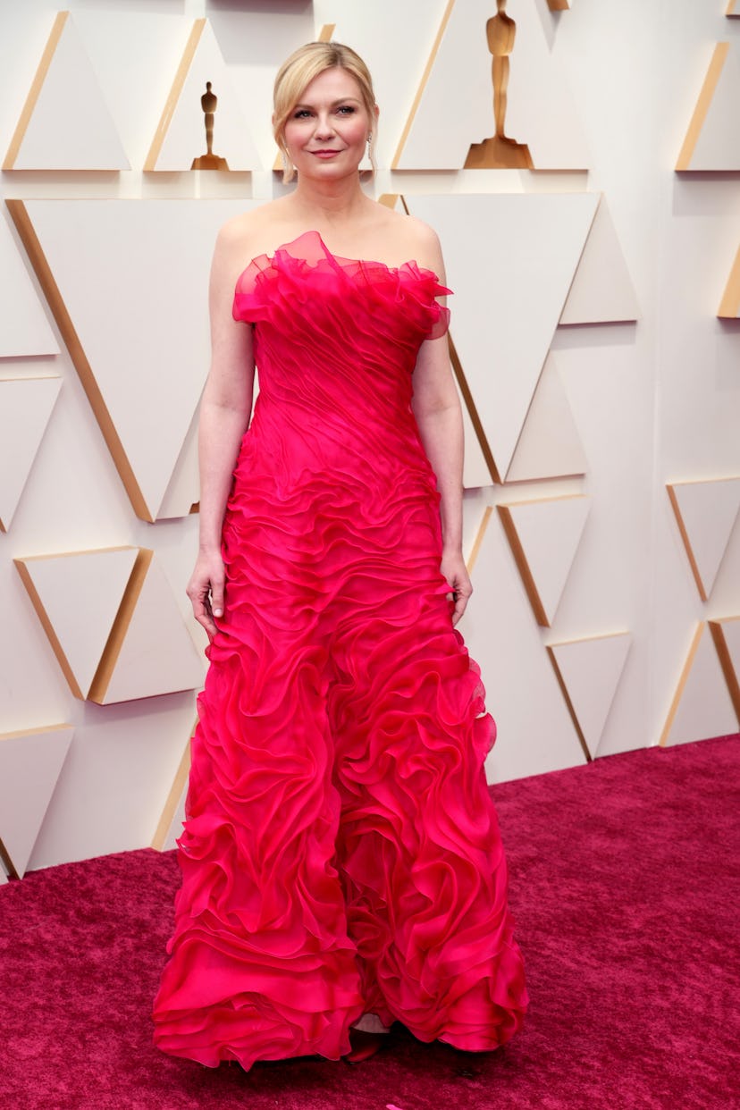 The 2022 Oscars red carpet was full of celebrities in red outfits. Here, Kirsten Dunst. 