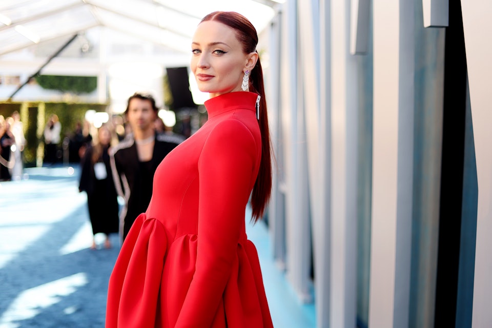 Sophie Turner Showed Off Her Baby Bump on the 'Vanity Fair' Oscar Party Red  Carpet
