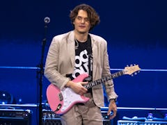 John Mayer "sleep[s] next to a row of pillows" while single.