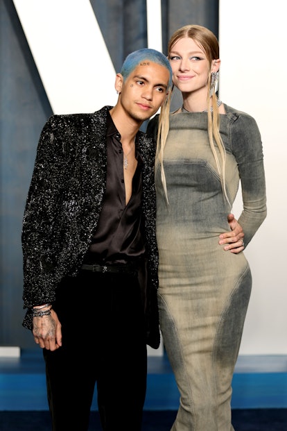 BEVERLY HILLS, CALIFORNIA - MARCH 27: (L-R) Dominic Fike and Hunter Schafer attend the 2022 Vanity F...