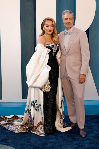 BEVERLY HILLS, CALIFORNIA - MARCH 27: (L-R) Rita Ora and Taika Waititi attend the 2022 Vanity Fair O...