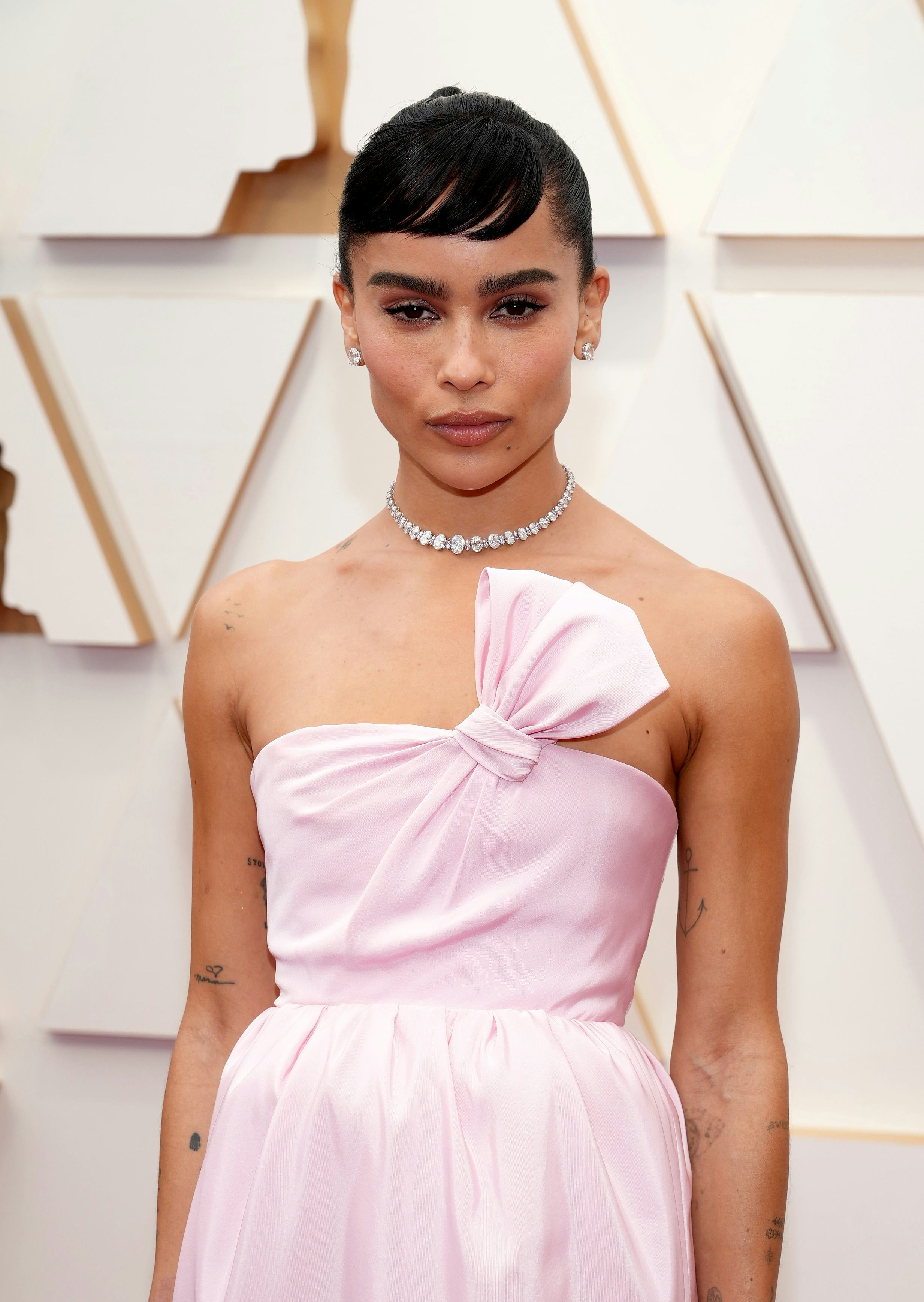 Zoë Kravitz attends the 2022 Oscars red carpet wearing pastel pink.