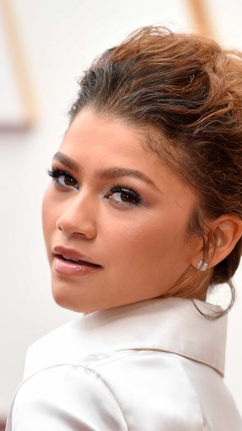 Zendaya texting at the 2022 Oscars became an instant meme on Twitter.