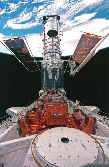 (17 Feb. 1997) --- This wide shot of the Hubble Space Telescope (HST) in Discovery's cargo bay, back...