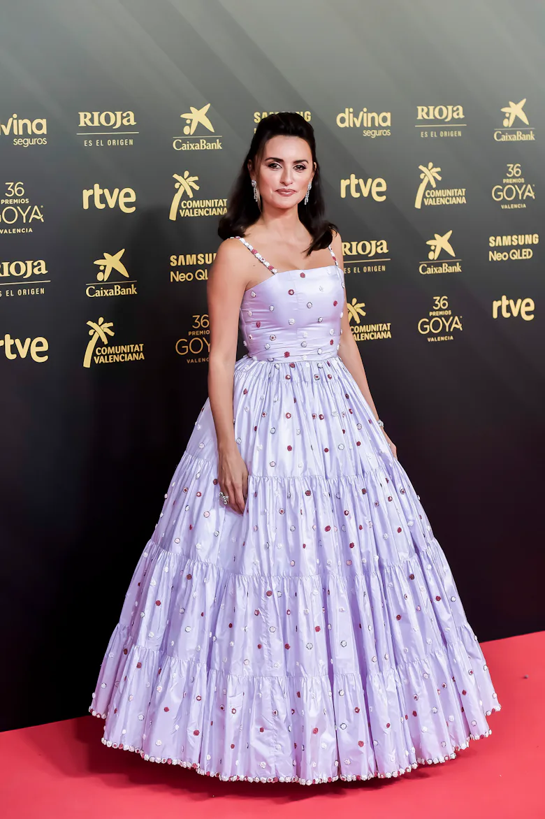 penelope cruz purple dress Penelope Cruz is gorgeous in this light purple breezy gown