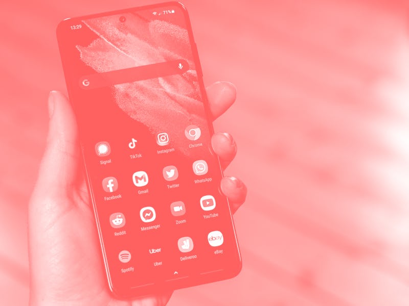 Glasgow, Scotland: Close-up showing a range of apps and a Google search bar on the screen of a Samsu...