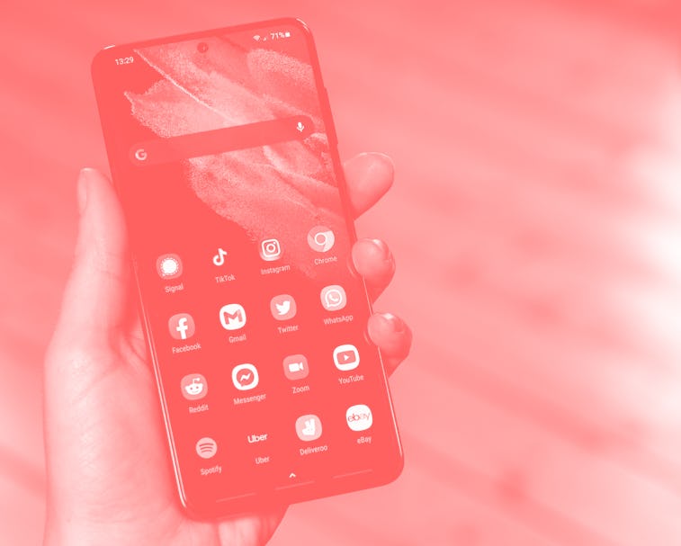 Glasgow, Scotland: Close-up showing a range of apps and a Google search bar on the screen of a Samsu...