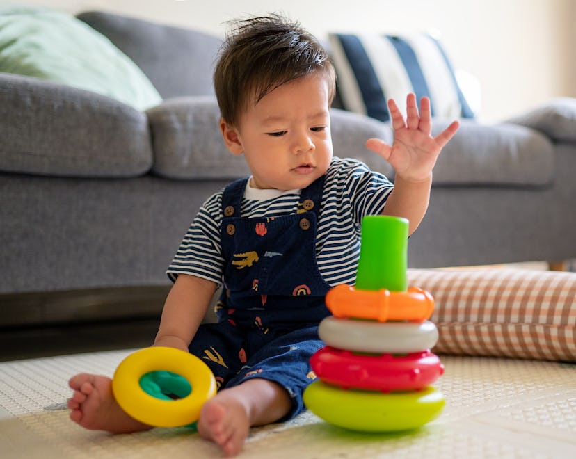 The best toys for 6-month-olds include toys for teething, bath time, and crawling.