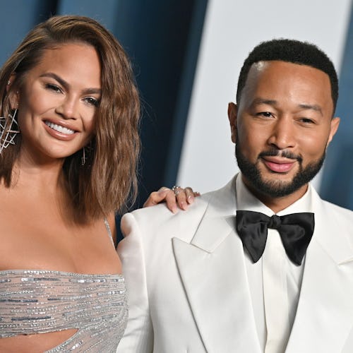 BEVERLY HILLS, CALIFORNIA - MARCH 27: Chrissy Teigen and John Legend attend the 2022 Vanity Fair Osc...