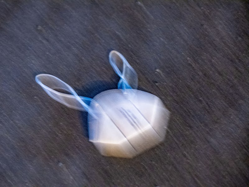28 March 2022, Mecklenburg-Western Pomerania, Stralsund: A used and discarded FFP2 protective mask l...