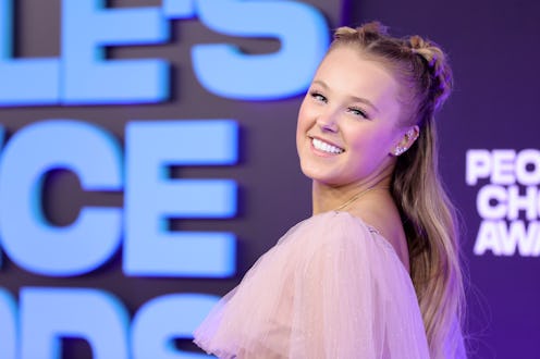 SANTA MONICA, CALIFORNIA - DECEMBER 07: JoJo Siwa attends the 47th Annual People’s Choice Awards at …