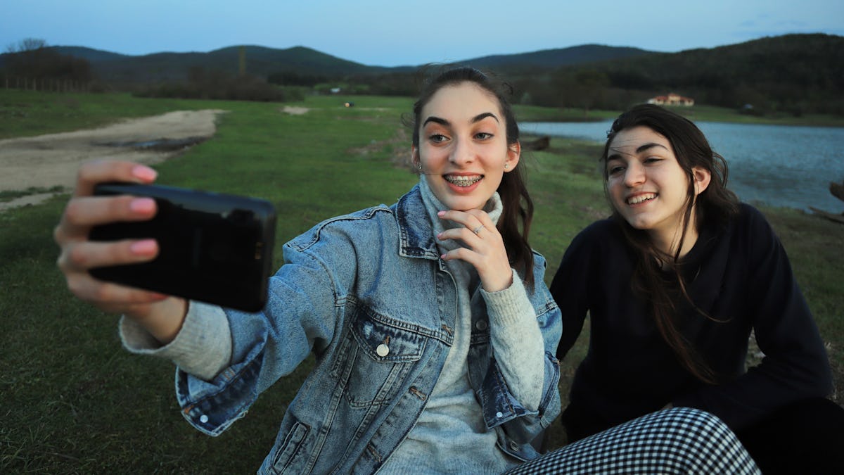 11 Ways BFF Relationships Have Changed From The '90s Versus Today