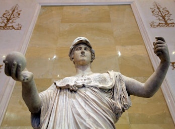 Estatua de Atenea, diosa de la sabiduría y la guerra justa y patrona de la artesanía, siglo II.  Después de g...