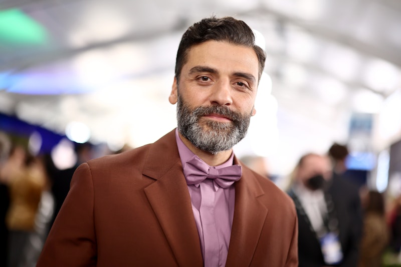 SANTA MONICA, CALIFORNIA - FEBRUARY 27: Oscar Isaac attends the 28th Screen Actors Guild Awards at B...