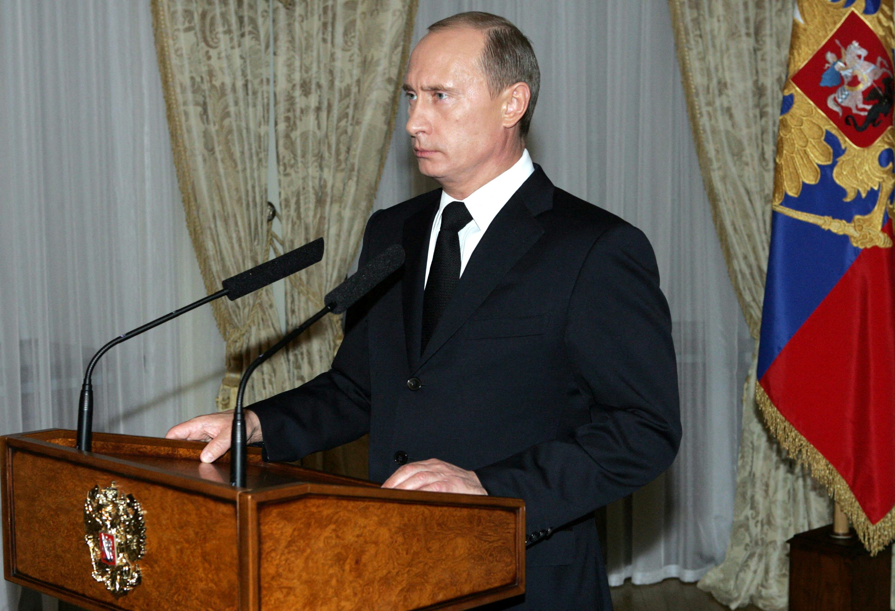 A picture taken 23 April 2007 shows Russian President Vladimir Putin paying tribute to the first Rus...