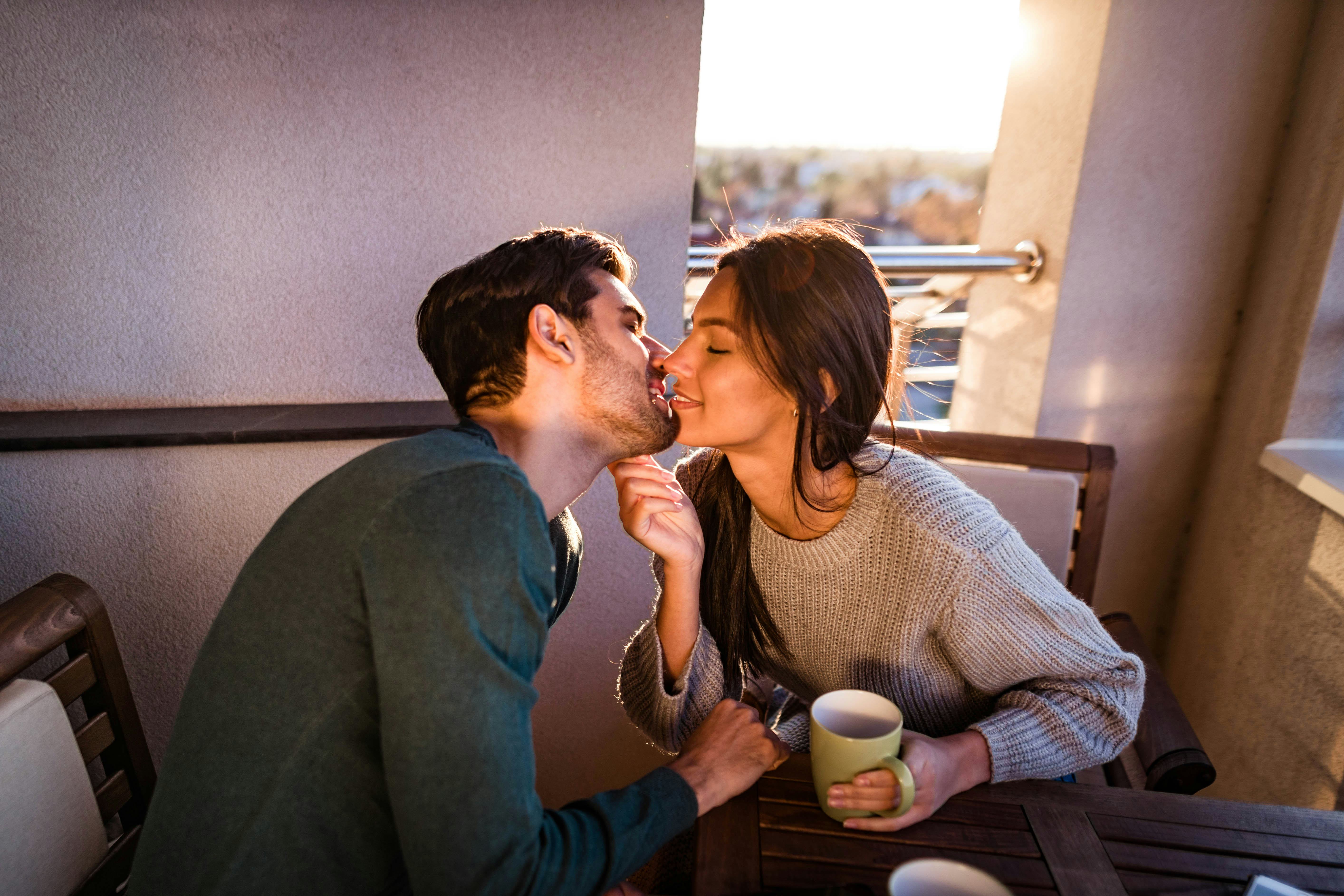 How To Be A Better Kisser, According To Experts