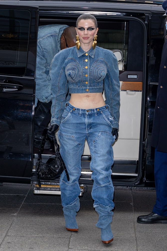 Julia Fox wearing low-rise jeans. 