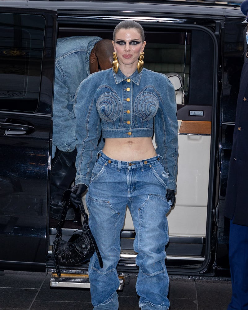 Julia Fox wearing low-rise jeans. 
